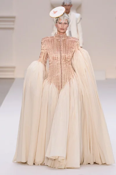 Look 10